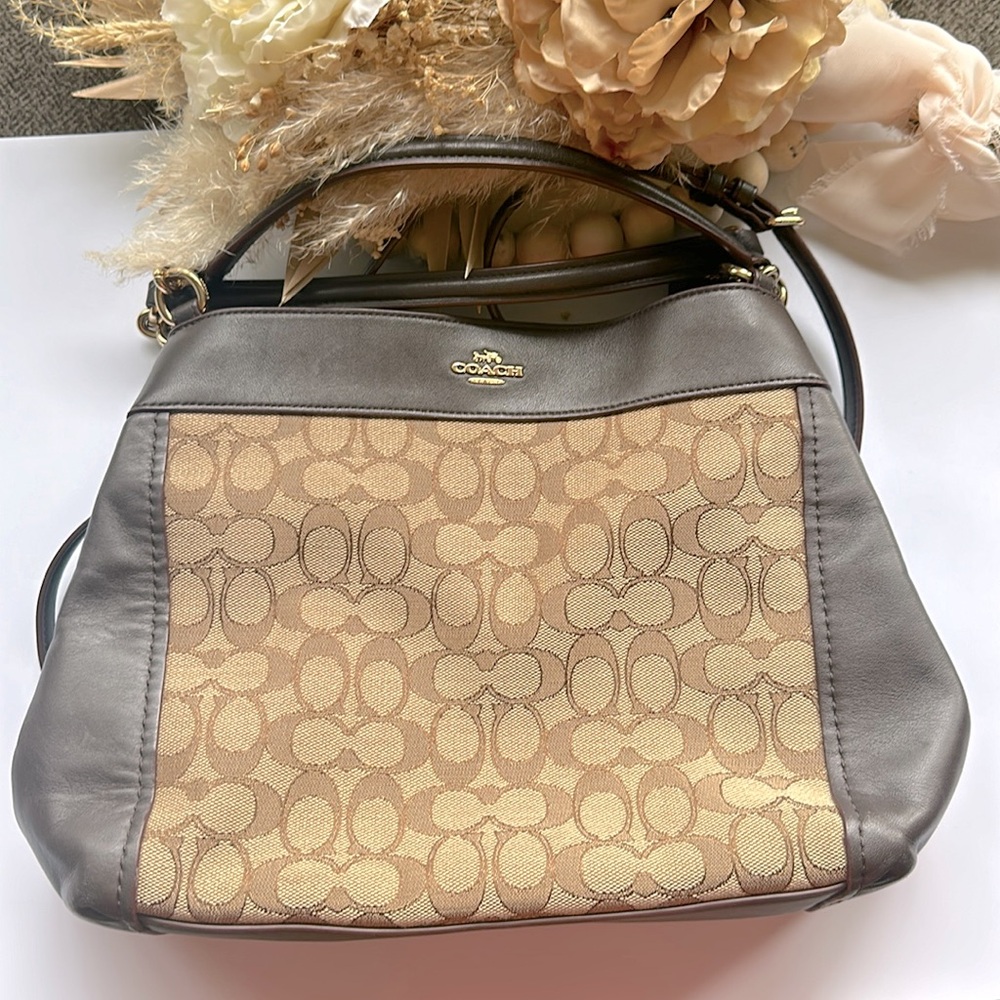 💥💥SOLD💥💥✅✅Coach Logo Signature Bag